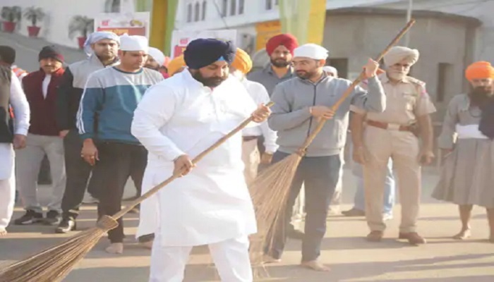 Sri Anandpur Sahib  ‘ਚ ਮੰਤਰੀ ਬੈਂਸ ਨੇ ਲਾਇਆ ਝਾੜੂ, ਬੋਲੇ-ਗੁਰੂ ਨਗਰੀ ਨੂੰ ਬਣਾਵਾਂਗੇ ਸਾਫ ਤੇ ਚਮਕਦਾਰ…