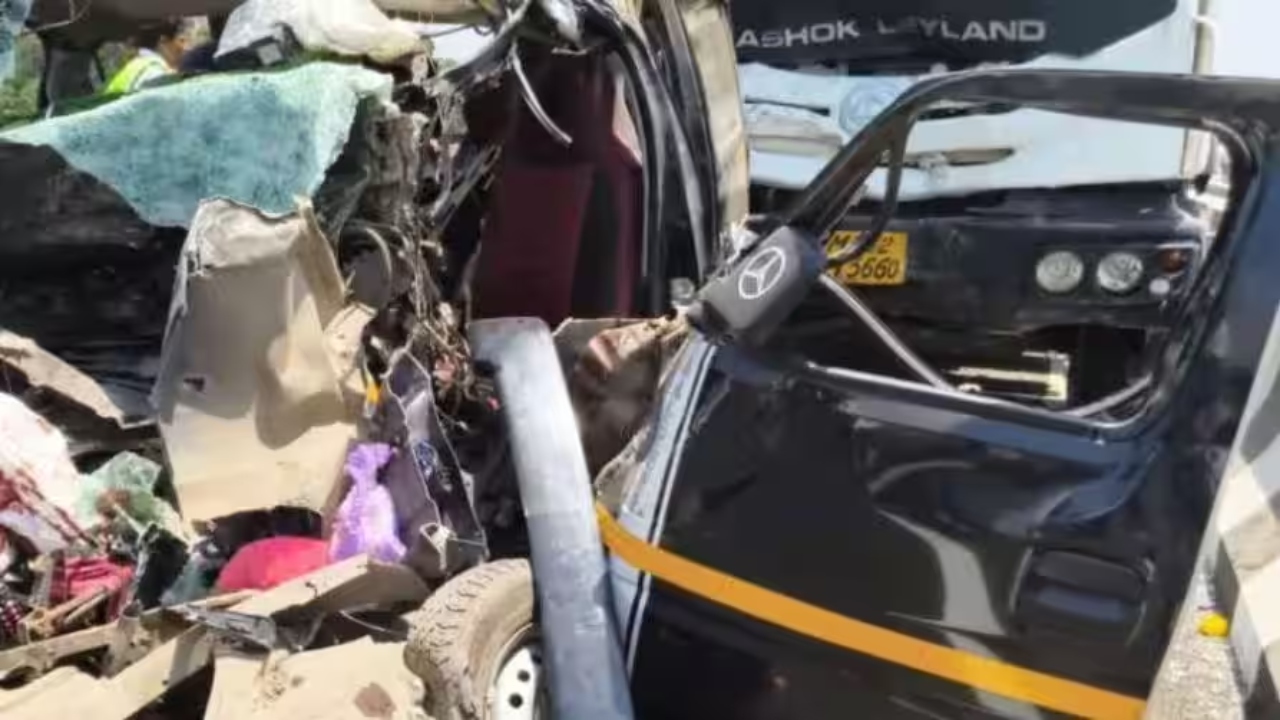 Horror on the Road: Deadly Accident Leaves Bodies Scattered, Screams Everywhere