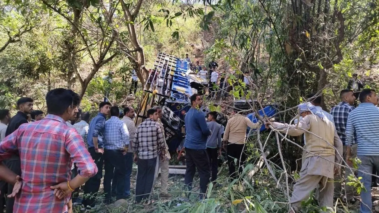 a tractor-trolley road accident in Himachal Pradesh