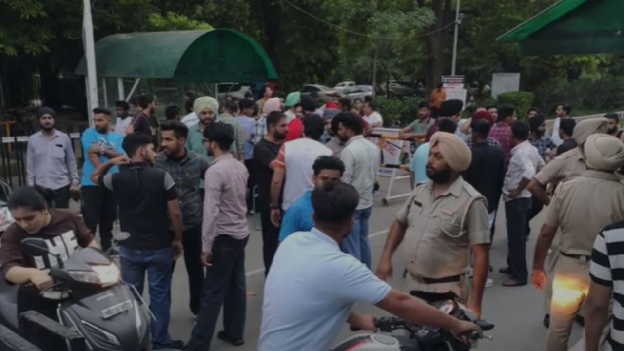 Fight Over ID Card between GNDU Students and Security Guards in Amritsar