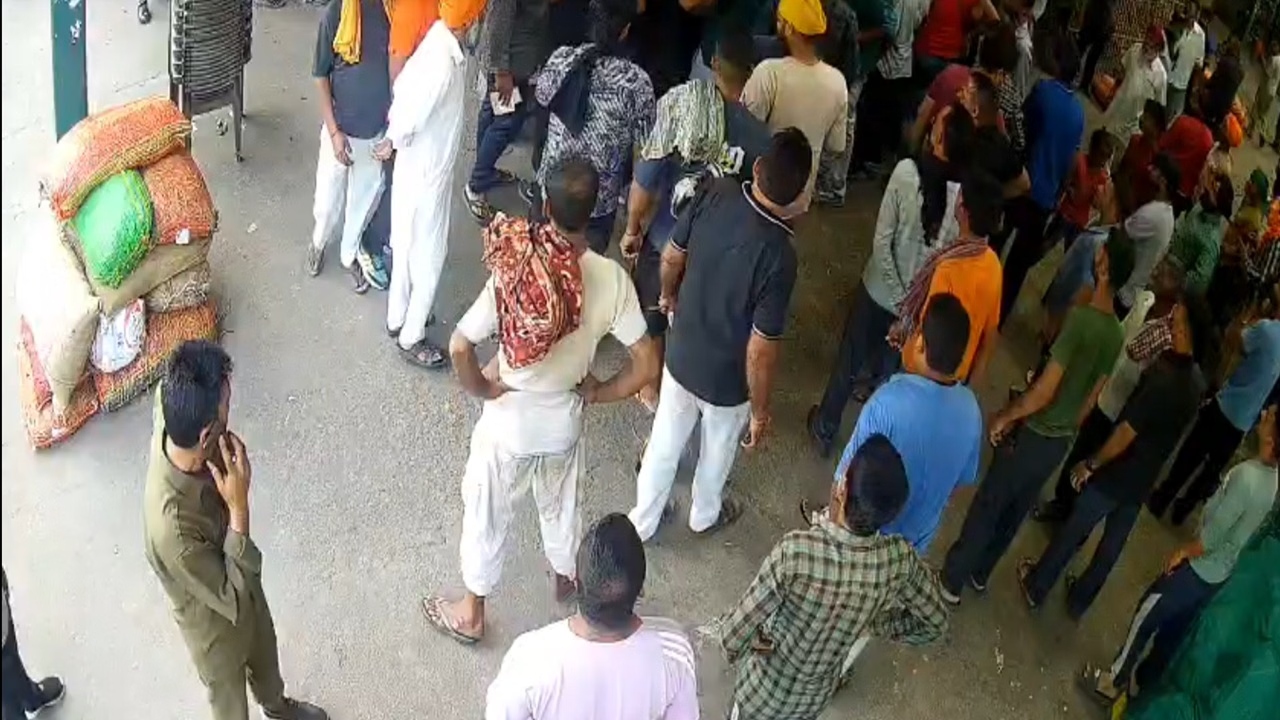 Firing in Jalandhar's Maksudan Vegetable Market, 2 Injured, Shocking Incident Captured on CCTV!